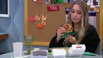 Carla Diaz recebe almoço do IFood no Quarto Secreto do BBB21