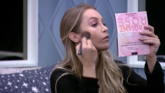 Carla Diaz se arruma para voltar para a casa do BBB21