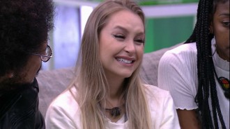 Carla Diaz se emociona com Presente do Anjo