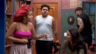 Casa é surpreendida com 'Infiel' no toque de despertar e Fernanda diz: 'Sacou a primeira frase?'