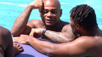 Cezar chora na piscina; veja o vídeo do momento