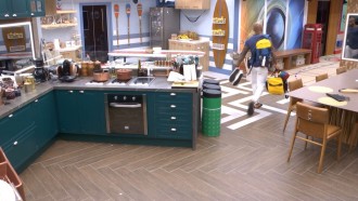 Cezar pega as malas e se muda para o Quarto Deserto no BBB 23