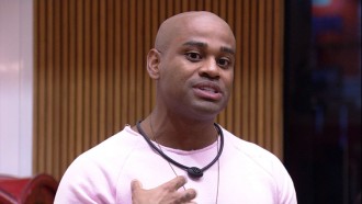 Cezar se declara para Fred Nicácio durante o Jogo da Discórdia e brother chora