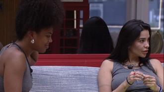 Dania Mendez presenteia Marvvila no BBB 23