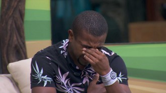 Davi ameaça desistir do BBB 24 e cai no choro