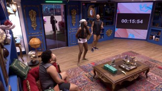 De lenço na cabeça, Leidy Elin reproduz meme 'Iarnuou' no BBB 24