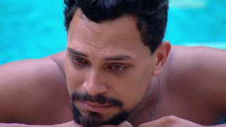 Depois de conversa com Aline, Vinícius chora na piscina