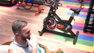 Diego Hypolito dá risada ao observar painel tático no BBB 25