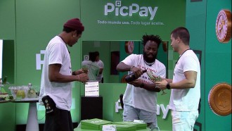 Em ação no BBB 22, finalistas brindam e celebram: 'Esquece'