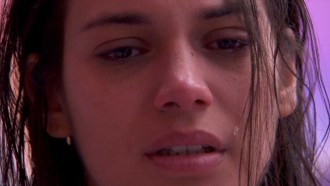 Emparedada, Alane, do BBB 24, chora enquanto canta música