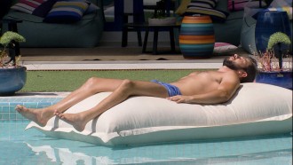 Emparedado, Caio curte piscina sozinho no BBB21