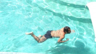 Emparedado, Gilberto aproveita piscina do BBB21