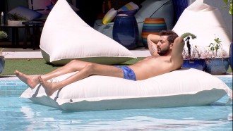 Enquanto brothers dormem, Caio curte piscina do BBB21