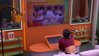 Eva ouve conversa no Quarto Nordeste pela Central do Líder