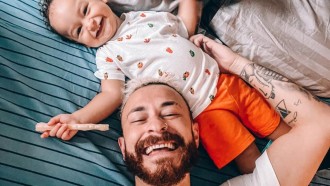 Filho de Fred reagindo ao pai cantando para ele no BBB 23 é a coisa mais fofa que você vai ver hoje