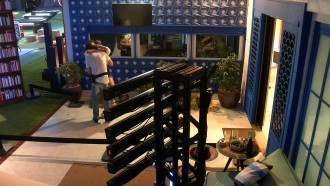 Fiuk e Thaís trocam beijos em festa do BBB21