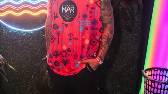 Fora do BBB 24, Nizam curte Carnaval  do Rio na Sapucaí