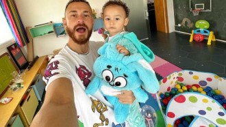 Fred compartilha momento fofo com o filho Cris na Páscoa