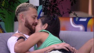 Fred e Larissa, do BBB 23, trocam chamego na área externa