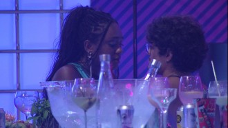 Gabriel Santana e Sarah Aline dão selinho em festa do BBB 23