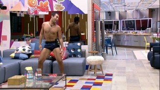 Gilberto dança na sala do BBB21