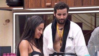 Isabelle cozinha no BBB 24 e Matteus elogia: 'Tá bonita hoje'