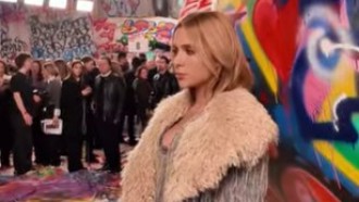 Jade Picon confere desfile na Semana de Moda de Milão com look all jeans