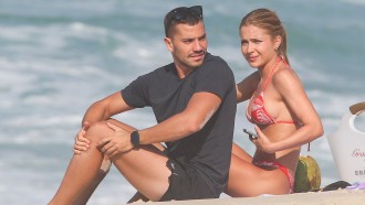 Jade Picon e André Lamoglia trocam carinhos em praia do Rio de Janeiro