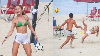 Jade Picon mostra habilidade em  futevôlei na praia e exibe coxas torneadas