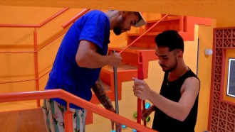 João Gabriel briga com o irmão enquanto varrem a escada: 'Burro'