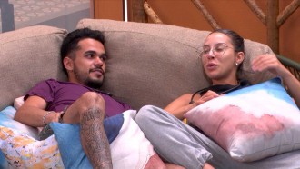 João Gabriel questiona Renata: 'Vai beijar o Maike, não?'