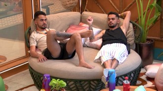 João Pedro alerta o irmão gêmeo no BBB 25: 'Você só dorme'