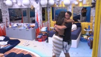 João Pedro descumpre aviso e corre até Gracyanne Barbosa