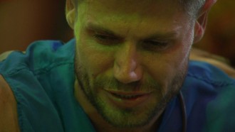 Jonas chora e desabafa com Sarah: 