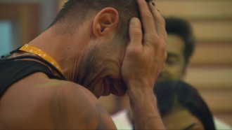 Jonas Sulzbach chora ao ver fotos de sua família