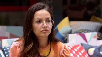 Juliette assiste ao #FeedBBB na sala do BBB21