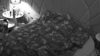 Key Alves e Gustavo agitam o edredom no BBB 23