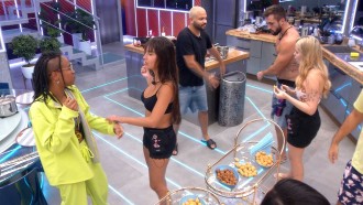 Líder Karol Conká recebe petiscos antes da festa do BBB21