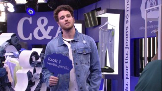 Lucas posa com look C&A e dá piscadinha