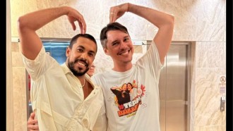 Maike publica foto fazendo coração com irmão de Renata