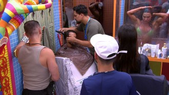 Mateus cumpre promessa e muda o visual no BBB 25