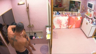 Maxiane toma banho com Jonas Sulzbach, que diz: 'Estou quente'