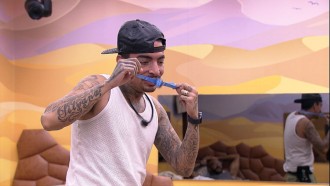 MC Guimê examina sua escolha para Colar do Anjo