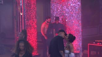 Na Festa da Líder do BBB 24, Giovanna e MC Bin Laden se beijam