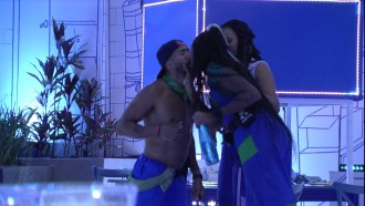 Na festa do BBB 23, Ricardo e Sarah Aline dão um selinho