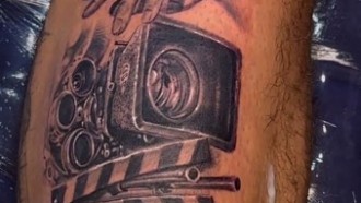 Nizam faz homenagem ao BBB 24 com tatuagem na perna