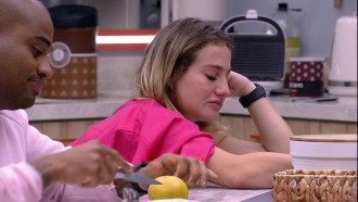 No BBB 23, Bruna Griphao chora e recebe carinho de Cezar