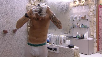 No BBB 23, Fred toma banho de cueca branca