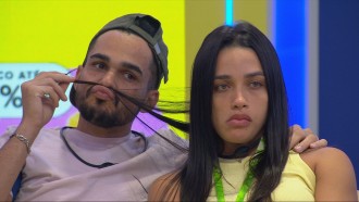 No BBB 25, João Gabriel faz compras do VIP abraçado em Eva