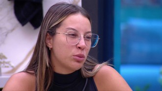 No VIP do BBB 25, Renata chama Vinícius de 'morde e assopra'